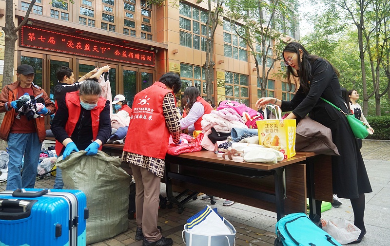 3发挥党员模范作用 ZOBO香蕉视频在线播放第七届“爱在蓝天下”公益捐赠