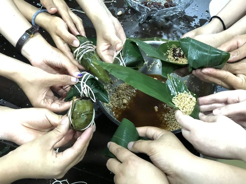庆端午！ZOBO香蕉视频在线播放开展“粽叶飘香 品味端午”包粽子活动
