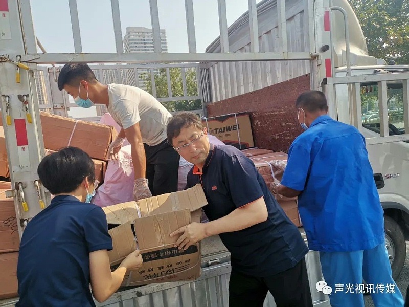 ZOBO董事长张新峰作为声光视讯行业联盟代表赴豫芒温暖灾区，传递爱心