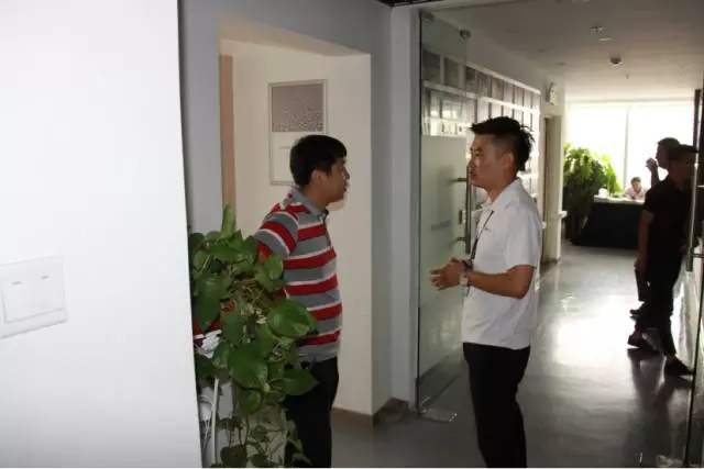 培训伙伴对香蕉视频在线播放新品比较满意，与讲师进一步探讨
