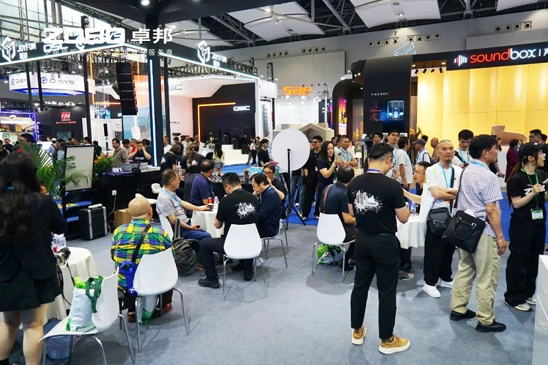 2 ZOBO香蕉视频在线播放在本次广州展会已如火如荼进行到第3天，虽说是临近尾期，但无论从展台内氛围还是现场人流对比前两日现场气氛，依然是活力满满，观众和买家依旧络绎不绝! 展会现场 第三天的ZOBO香蕉视频在线播放展位现场，依然高朋满座、人气爆棚。展会期间吸引了众多观众朋友们前来观摩、询问，参展团队成员们始终热情接待，每一次沟通都倾尽全力，每一次服务都认真对待，只为客户安心。 现场 · 交流 展会现场，ZOBO香蕉视频在线播放的展位人潮涌动，参观者络绎不绝。公司展示了多款新研发的香蕉视频导航产品，其中不乏行业内的创新之作。这些产品不仅在技术上，更在设计和应用上展现出了ZOBO香蕉视频在线播放对市场的敏锐洞察力和对用户需求的深刻理解。 香蕉视频在线播放展台的人气爆棚，无数观众驻足观看，咨询不断。参展首日盛况，相信大家已经感受到，香蕉视频在线播放为大家带来重磅产品及服务亮相本次展会。 技术 · 讲解 ZOBO香蕉视频在线播放在展会期间，不仅提供了的技术讲解和产品演示，还积极回答用户的问题，解决用户的疑虑。这种周到、细致的服务，让用户在感受到公司技术实力的同时，也体验到了公司真诚的服务态度。 ZOBO香蕉视频在线播放的展位依然热闹非凡。公司的技术人员和销售人员热情地向参观者介绍产品的特点和优势，解答他们的疑问和困惑。许多参观者都对ZOBO香蕉视频在线播放的产品表示了浓厚的兴趣，并纷纷表示希望与公司建立合作关系，共同开拓市场。这不仅是对公司技术实力的认可，更是对公司服务品质的肯定。 聚焦 · 产品 此次展会的成功举办，不仅进一步巩固了ZOBO香蕉视频在线播放在音视频行业的地位，也为公司未来的发展奠定了坚实的基础。未来，ZOBO香蕉视频在线播放将继续秉承“以技术赢市场，以服务树口碑”的经营理念，不断提升技术实力和服务品质，为用户提供更加的产品和服务。同时，公司也将积极参与行业内的交流和合作，推动整个行业的发展和进步。 展会期间，公司展示了多款新技术产品，这些产品不仅在设计上，更在性能上实现了重大突破。这些创新技术的应用，不仅提升了产品的竞争力，也为用户带来了更好的使用体验。