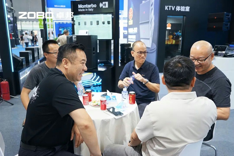 4 ZOBO香蕉视频在线播放在本次广州展会已如火如荼进行到第3天，虽说是临近尾期，但无论从展台内氛围还是现场人流对比前两日现场气氛，依然是活力满满，观众和买家依旧络绎不绝! 展会现场 第三天的ZOBO香蕉视频在线播放展位现场，依然高朋满座、人气爆棚。展会期间吸引了众多观众朋友们前来观摩、询问，参展团队成员们始终热情接待，每一次沟通都倾尽全力，每一次服务都认真对待，只为客户安心。 现场 · 交流 展会现场，ZOBO香蕉视频在线播放的展位人潮涌动，参观者络绎不绝。公司展示了多款新研发的香蕉视频导航产品，其中不乏行业内的创新之作。这些产品不仅在技术上，更在设计和应用上展现出了ZOBO香蕉视频在线播放对市场的敏锐洞察力和对用户需求的深刻理解。 香蕉视频在线播放展台的人气爆棚，无数观众驻足观看，咨询不断。参展首日盛况，相信大家已经感受到，香蕉视频在线播放为大家带来重磅产品及服务亮相本次展会。 技术 · 讲解 ZOBO香蕉视频在线播放在展会期间，不仅提供了的技术讲解和产品演示，还积极回答用户的问题，解决用户的疑虑。这种周到、细致的服务，让用户在感受到公司技术实力的同时，也体验到了公司真诚的服务态度。 ZOBO香蕉视频在线播放的展位依然热闹非凡。公司的技术人员和销售人员热情地向参观者介绍产品的特点和优势，解答他们的疑问和困惑。许多参观者都对ZOBO香蕉视频在线播放的产品表示了浓厚的兴趣，并纷纷表示希望与公司建立合作关系，共同开拓市场。这不仅是对公司技术实力的认可，更是对公司服务品质的肯定。 聚焦 · 产品 此次展会的成功举办，不仅进一步巩固了ZOBO香蕉视频在线播放在音视频行业的地位，也为公司未来的发展奠定了坚实的基础。未来，ZOBO香蕉视频在线播放将继续秉承“以技术赢市场，以服务树口碑”的经营理念，不断提升技术实力和服务品质，为用户提供更加的产品和服务。同时，公司也将积极参与行业内的交流和合作，推动整个行业的发展和进步。 展会期间，公司展示了多款新技术产品，这些产品不仅在设计上，更在性能上实现了重大突破。这些创新技术的应用，不仅提升了产品的竞争力，也为用户带来了更好的使用体验。