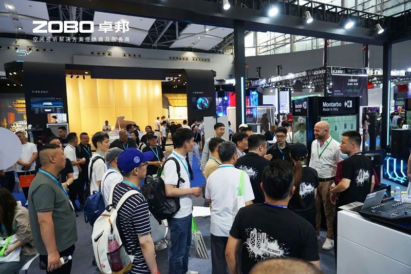 5 ZOBO香蕉视频在线播放在本次广州展会已如火如荼进行到第3天，虽说是临近尾期，但无论从展台内氛围还是现场人流对比前两日现场气氛，依然是活力满满，观众和买家依旧络绎不绝! 展会现场 第三天的ZOBO香蕉视频在线播放展位现场，依然高朋满座、人气爆棚。展会期间吸引了众多观众朋友们前来观摩、询问，参展团队成员们始终热情接待，每一次沟通都倾尽全力，每一次服务都认真对待，只为客户安心。 现场 · 交流 展会现场，ZOBO香蕉视频在线播放的展位人潮涌动，参观者络绎不绝。公司展示了多款新研发的香蕉视频导航产品，其中不乏行业内的创新之作。这些产品不仅在技术上，更在设计和应用上展现出了ZOBO香蕉视频在线播放对市场的敏锐洞察力和对用户需求的深刻理解。 香蕉视频在线播放展台的人气爆棚，无数观众驻足观看，咨询不断。参展首日盛况，相信大家已经感受到，香蕉视频在线播放为大家带来重磅产品及服务亮相本次展会。 技术 · 讲解 ZOBO香蕉视频在线播放在展会期间，不仅提供了的技术讲解和产品演示，还积极回答用户的问题，解决用户的疑虑。这种周到、细致的服务，让用户在感受到公司技术实力的同时，也体验到了公司真诚的服务态度。 ZOBO香蕉视频在线播放的展位依然热闹非凡。公司的技术人员和销售人员热情地向参观者介绍产品的特点和优势，解答他们的疑问和困惑。许多参观者都对ZOBO香蕉视频在线播放的产品表示了浓厚的兴趣，并纷纷表示希望与公司建立合作关系，共同开拓市场。这不仅是对公司技术实力的认可，更是对公司服务品质的肯定。 聚焦 · 产品 此次展会的成功举办，不仅进一步巩固了ZOBO香蕉视频在线播放在音视频行业的地位，也为公司未来的发展奠定了坚实的基础。未来，ZOBO香蕉视频在线播放将继续秉承“以技术赢市场，以服务树口碑”的经营理念，不断提升技术实力和服务品质，为用户提供更加的产品和服务。同时，公司也将积极参与行业内的交流和合作，推动整个行业的发展和进步。 展会期间，公司展示了多款新技术产品，这些产品不仅在设计上，更在性能上实现了重大突破。这些创新技术的应用，不仅提升了产品的竞争力，也为用户带来了更好的使用体验。