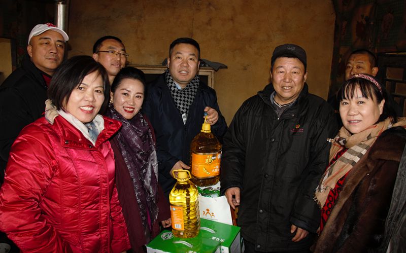 8爱照涞源，ZOBO香蕉视频在线播放党支部寒冬送暖扶贫活动