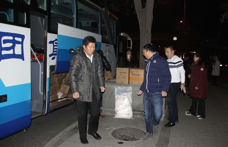 2爱照涞源，ZOBO香蕉视频在线播放党支部寒冬送暖扶贫活动