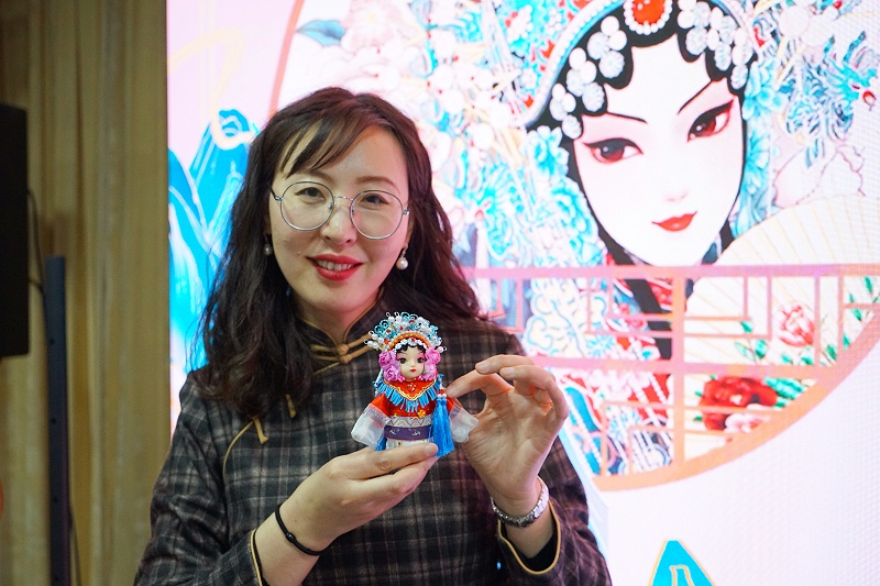 ZOBO香蕉视频在线播放工会丨举办体验非遗之美-制作北京绢人的“女神节”活动